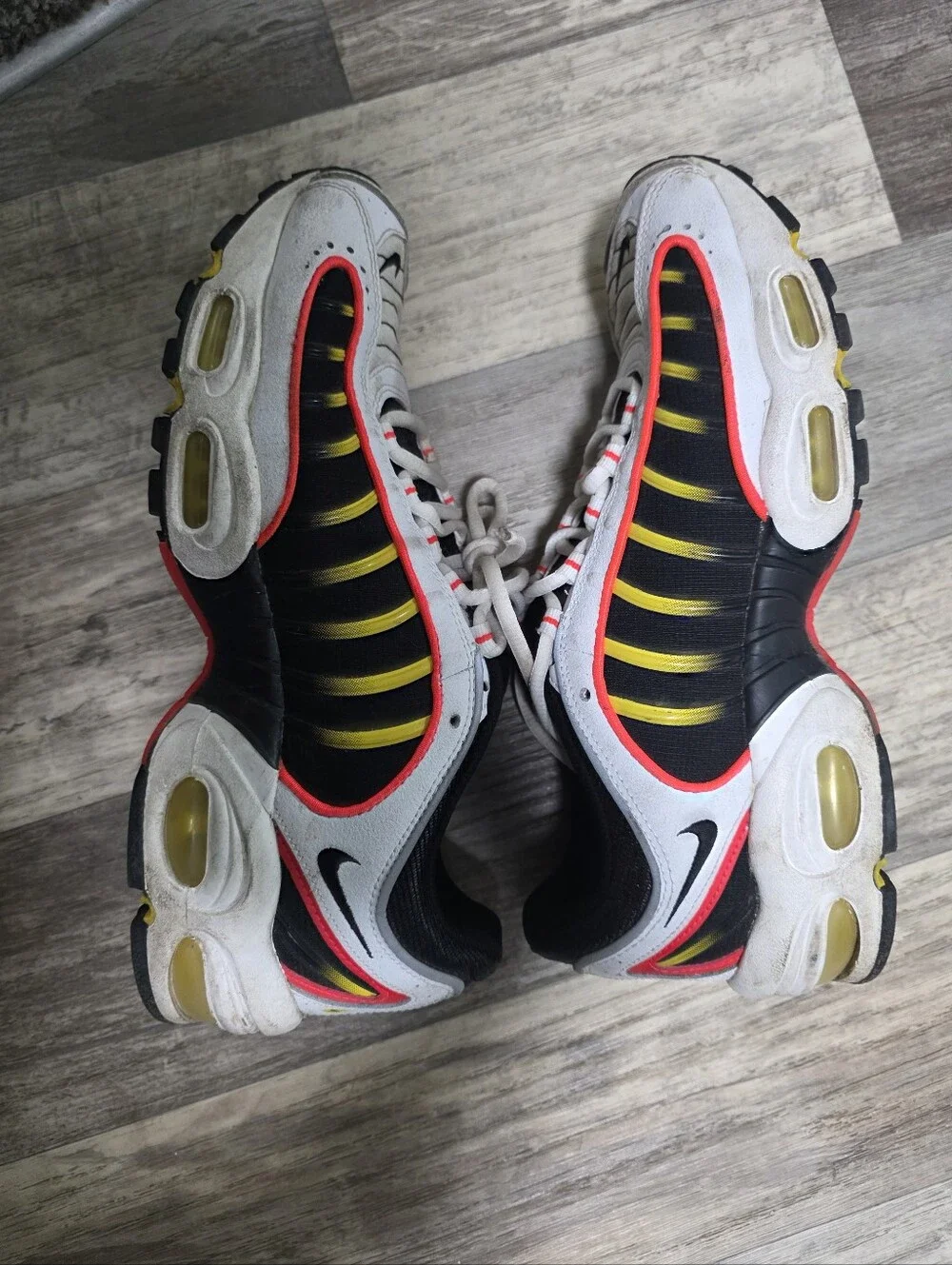 Nike Men's Black White Yellow Red Accent Sneakers 10 - Picture 4 of 8